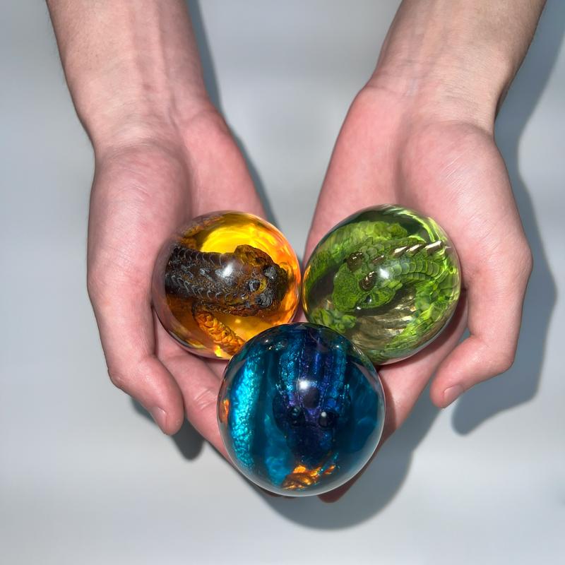 Lava Dragon Eggs with Base Ornaments,Crystal Transparent Dragon Egg Resin,Handmade Sculpture Fire Pocket Dragon Souvenir,Exquisite Unique Dragon Gifts with Luminous Base Decor Light